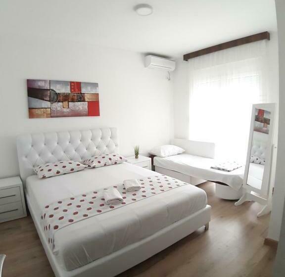 اتاق راحتی سه تخته, As Apartments