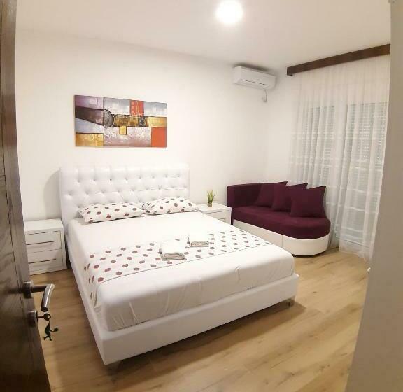 اتاق راحتی سه تخته, As Apartments