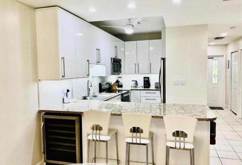 低层单卧公寓, Regal Beach Club