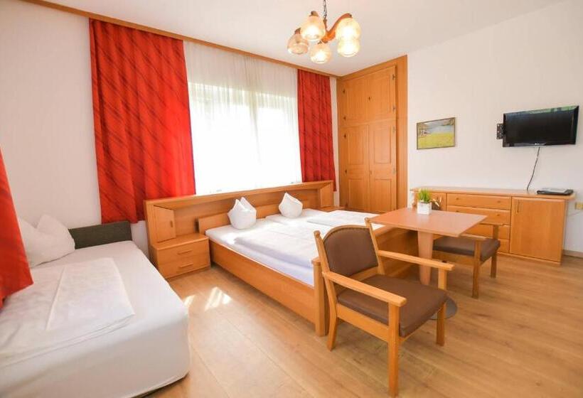 חדר סטנדרט לשלושה, Jerolitsch