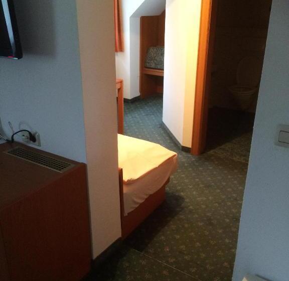 标准三人间, Jerolitsch