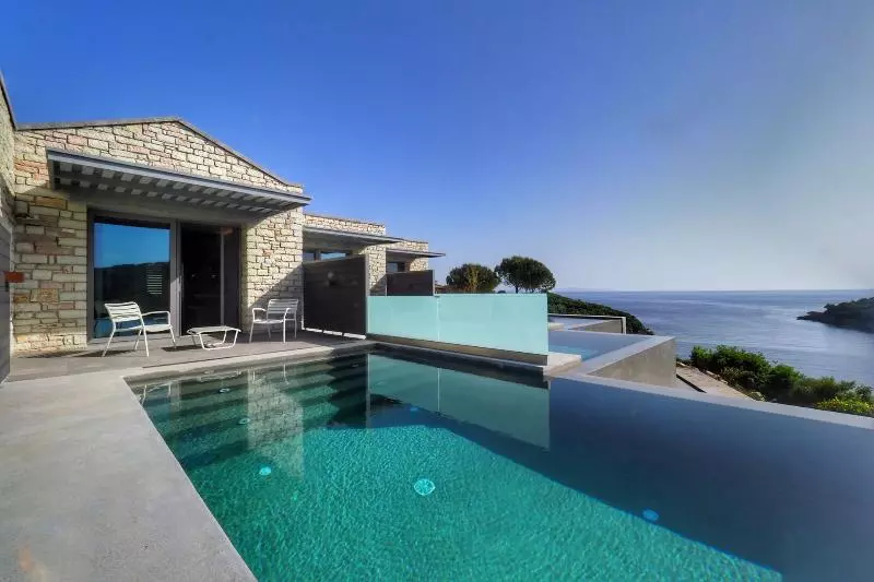 プール付きジュニアスイート, Mövenpick Resort Agios Nikolaos Sivota