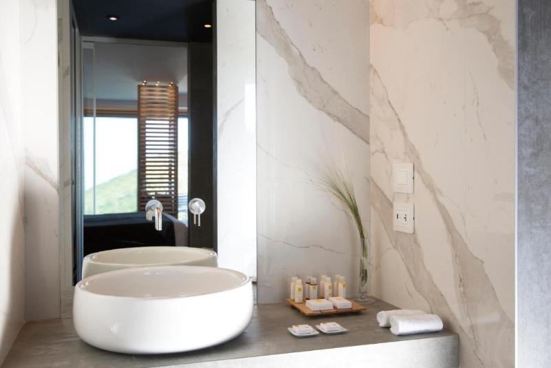 جناح جونيور مطلّ علي البحر, Mövenpick Resort Agios Nikolaos Sivota