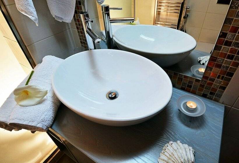 基本工作室, Fundana Villas