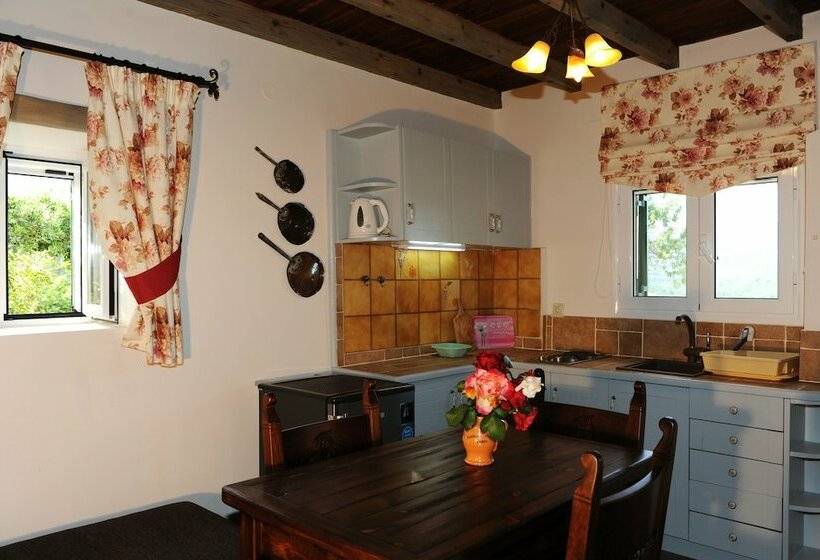 基本家庭间, Fundana Villas