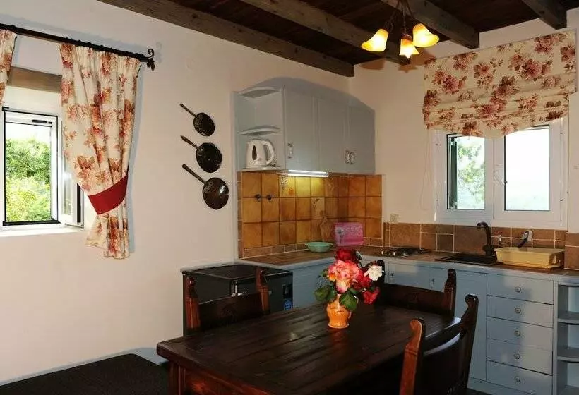 اتاق خانوادگی پایه, Fundana Villas