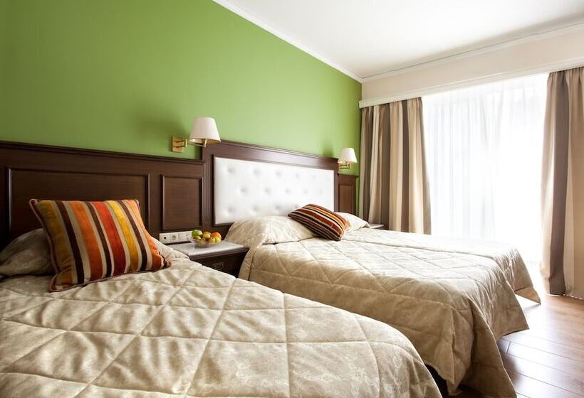 غرفة قياسية ثلاثية, Achillion Palace