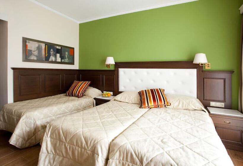 غرفة قياسية ثلاثية, Achillion Palace