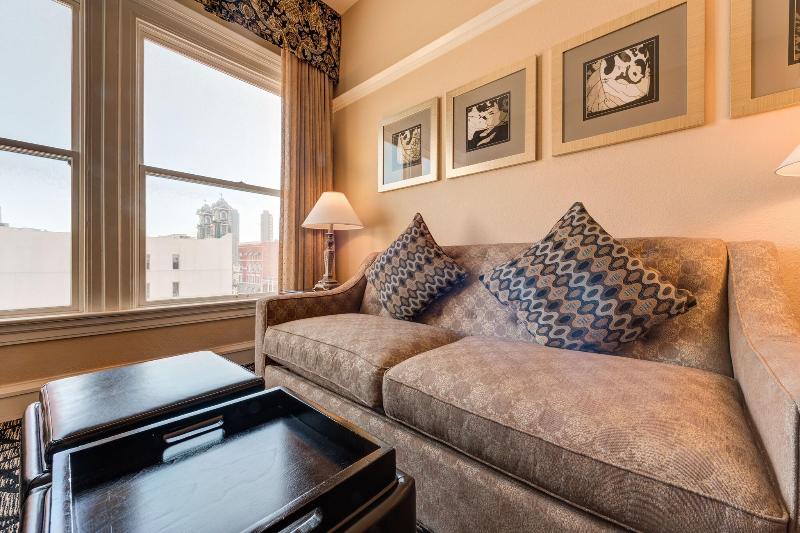 غرفة قياسية ثلاثية, Achillion Palace