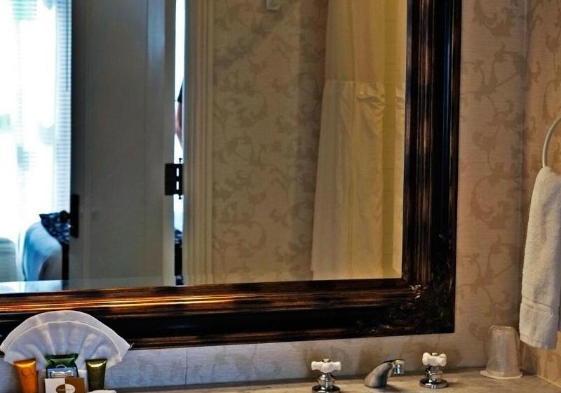 غرفة قياسية ثلاثية, Achillion Palace