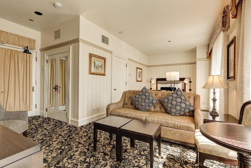 غرفة قياسية ثلاثية, Achillion Palace