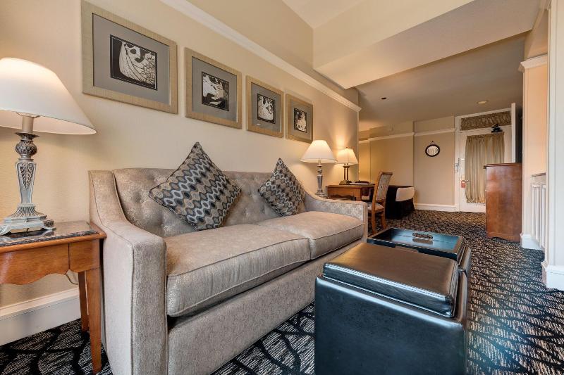 غرفة قياسية ثلاثية, Achillion Palace