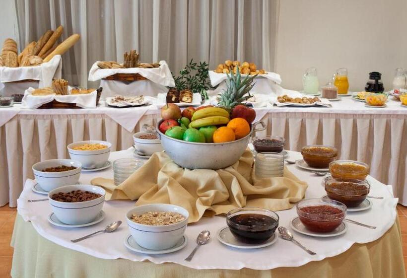 غرفة قياسية ثلاثية, Achillion Palace