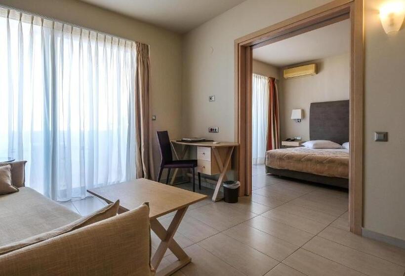 جناح جونيور مطلّ علي البحر, Achillion Palace