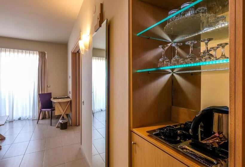 جناح جونيور مطلّ علي البحر, Achillion Palace