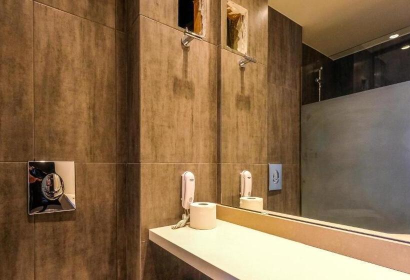 جناح جونيور مطلّ علي البحر, Achillion Palace