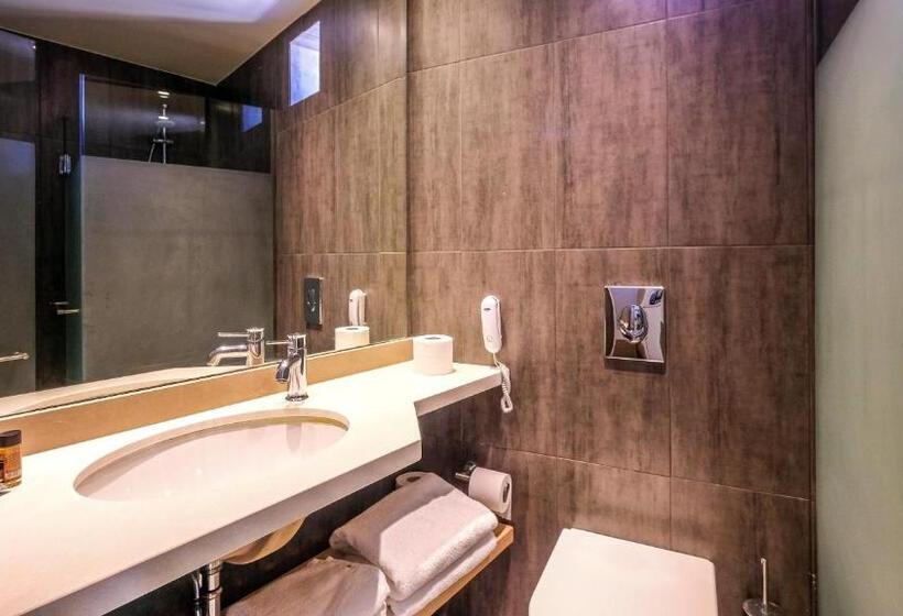 جناح جونيور مطلّ علي البحر, Achillion Palace