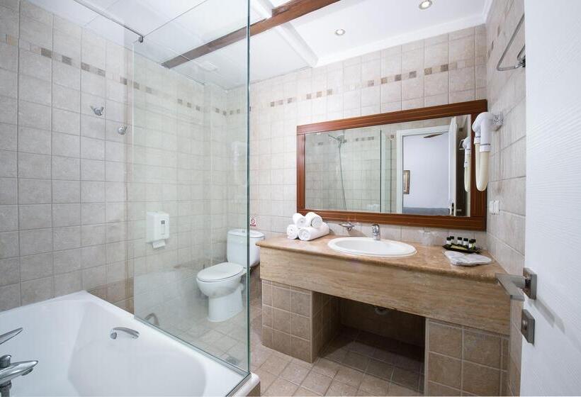 غرفة عائلية مطلّة علي الحديقة, Alexandros Palace