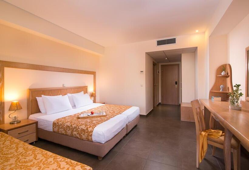 غرفة قياسية مطلّة علي حمام السباحة, Alexandros Palace