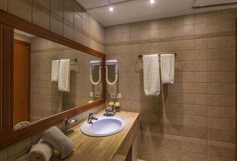 غرفة عائلية مطلّة علي البحر, Alexandros Palace