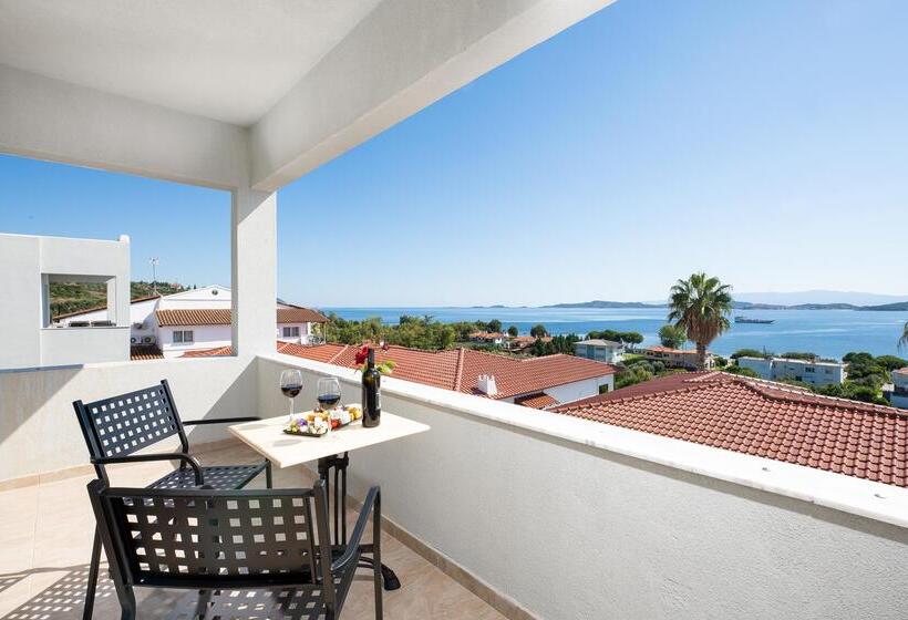 جناح عائلي, Alexandros Palace