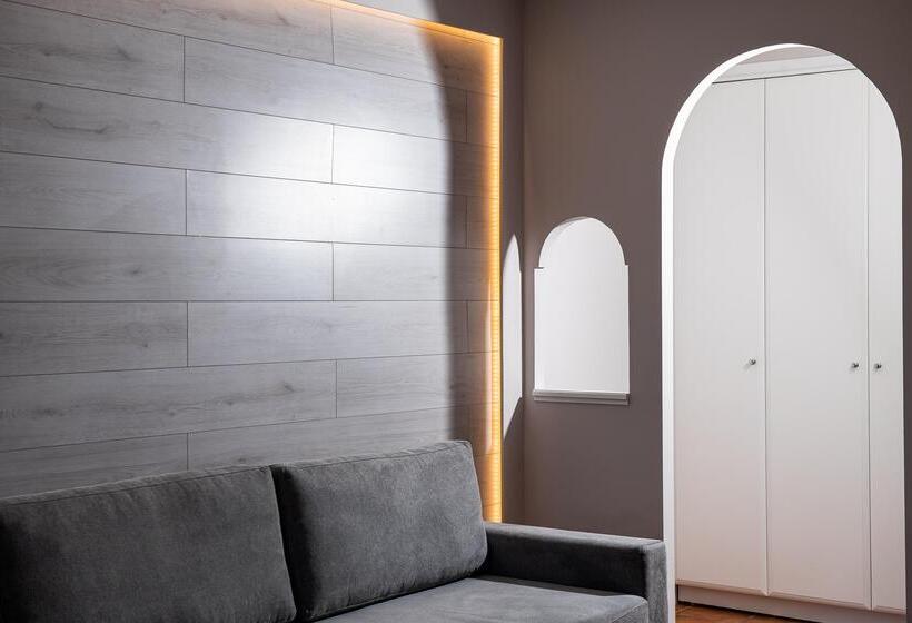 غرفة عائلية مطلّة علي الحديقة, Alexandros Palace