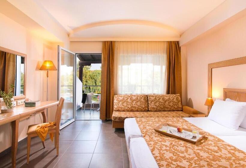 غرفة قياسية مطلّة علي حمام السباحة, Alexandros Palace