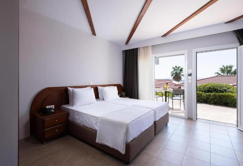 غرفة عائلية مطلّة علي الحديقة, Alexandros Palace