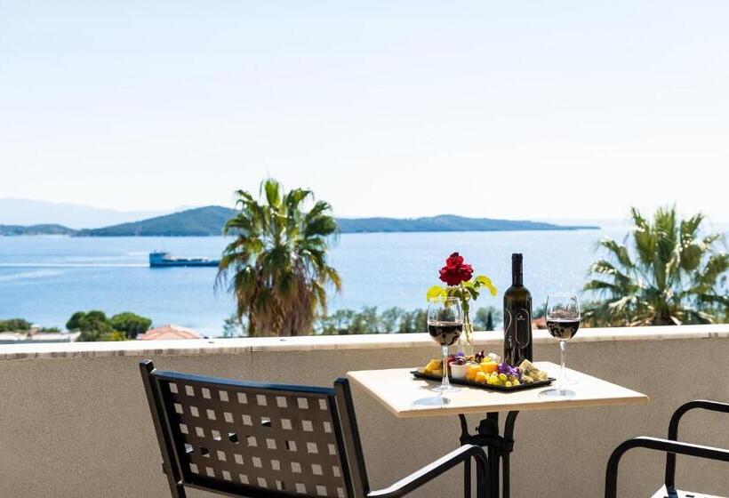 جناح عائلي, Alexandros Palace