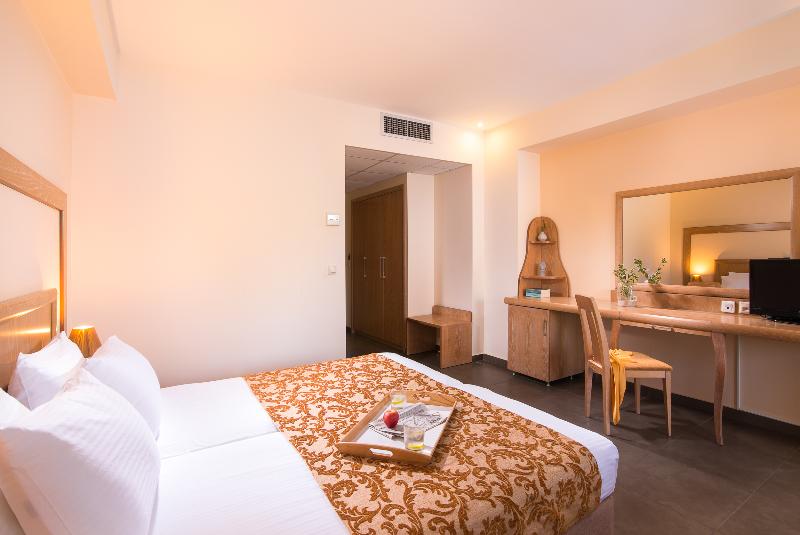 غرفة قياسية مطلّة علي حمام السباحة, Alexandros Palace