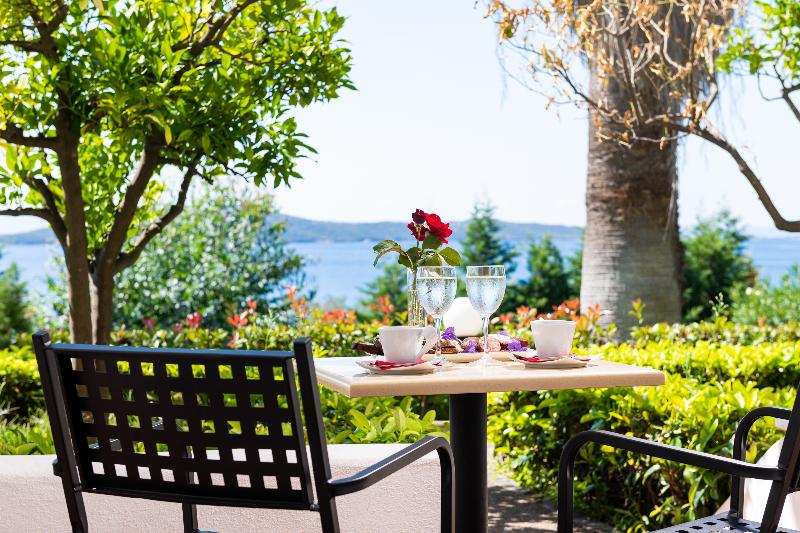 غرفة عائلية مطلّة علي البحر, Alexandros Palace