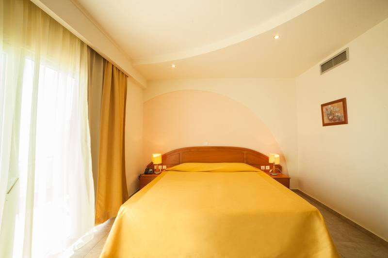 جناح جونيور, Alexandros Palace