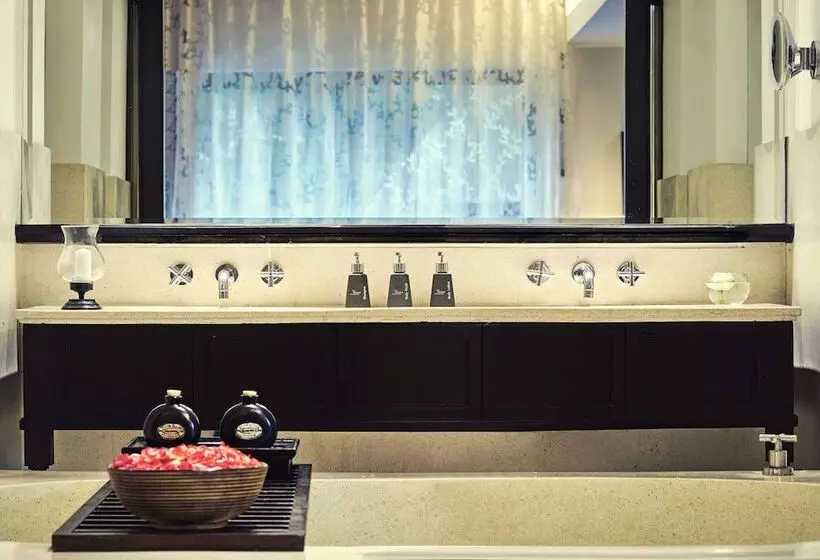 سوییت با چشم‌انداز باغ, Anantara Bophut Koh Samui Resort