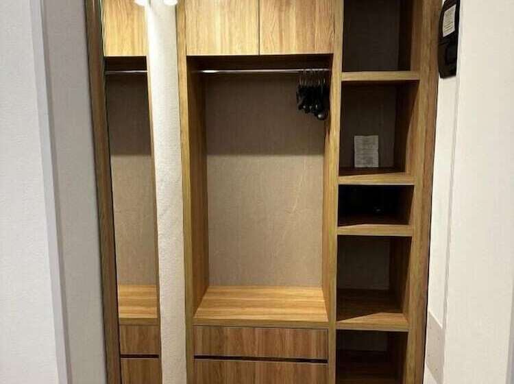 Habitació Estàndard, Bleis