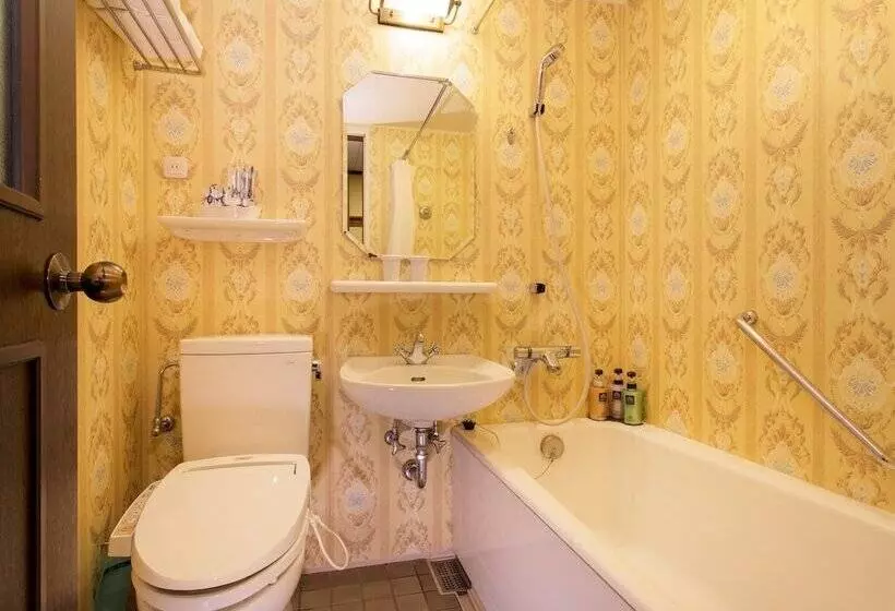 اتاق اکونومی, Monterey Osaka