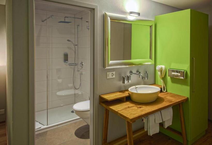 חדר דלוקס לשלושה, National