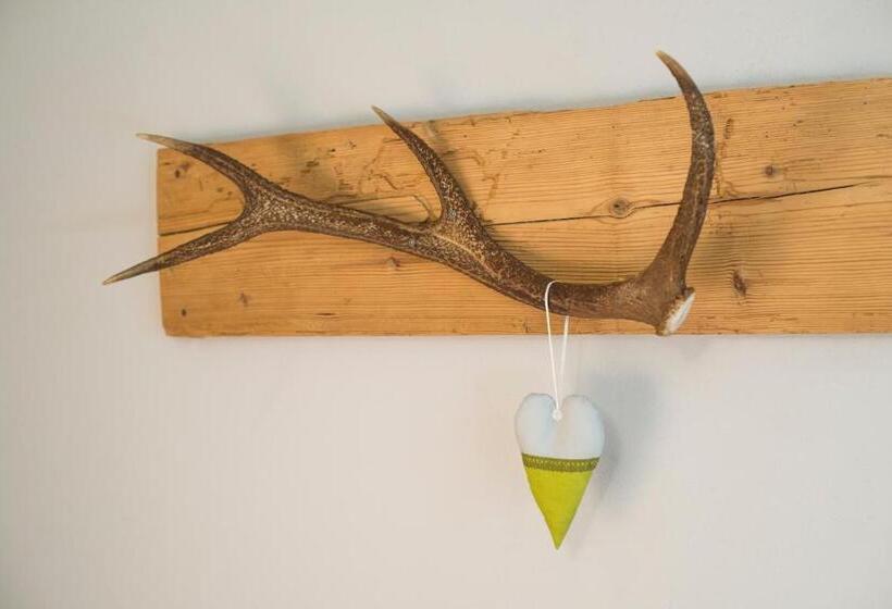 חדר דלוקס לשלושה, National