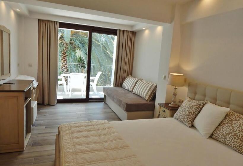 Полулюкс Вид на Сад, Pilalidis