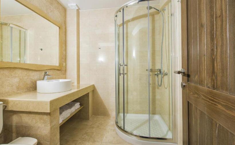 Family Suite, Pilalidis