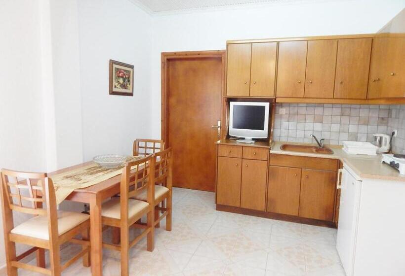 Family flat with pool view, Pilalidis