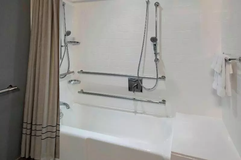 اتاق استاندارد با تخت بزرگ, Boston Marriott Burlington