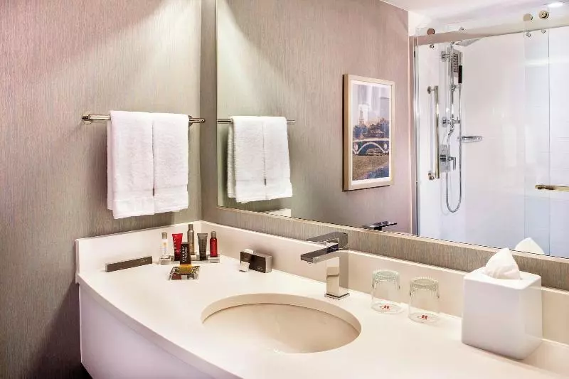 اتاق استاندارد با تخت بزرگ, Boston Marriott Burlington