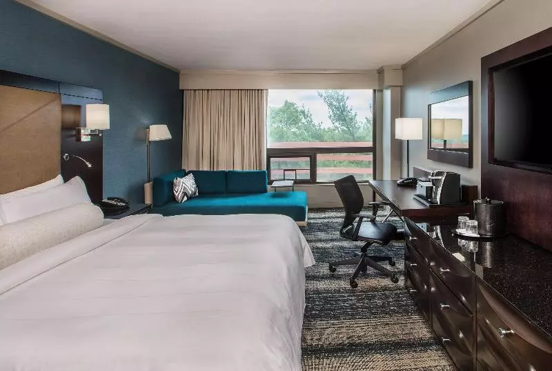 اتاق استاندارد با تخت بزرگ, Boston Marriott Burlington