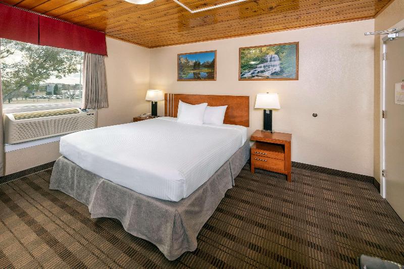 חדר סטנדרט עם מיטת קינג, Econo Lodge Inn & Suites