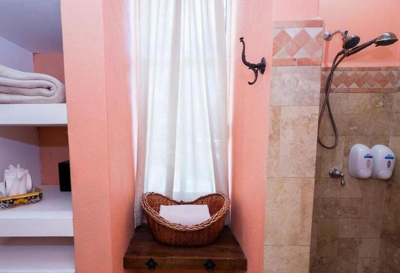 מיטת קינג בסוויטה, El Encanto Inn & Suites