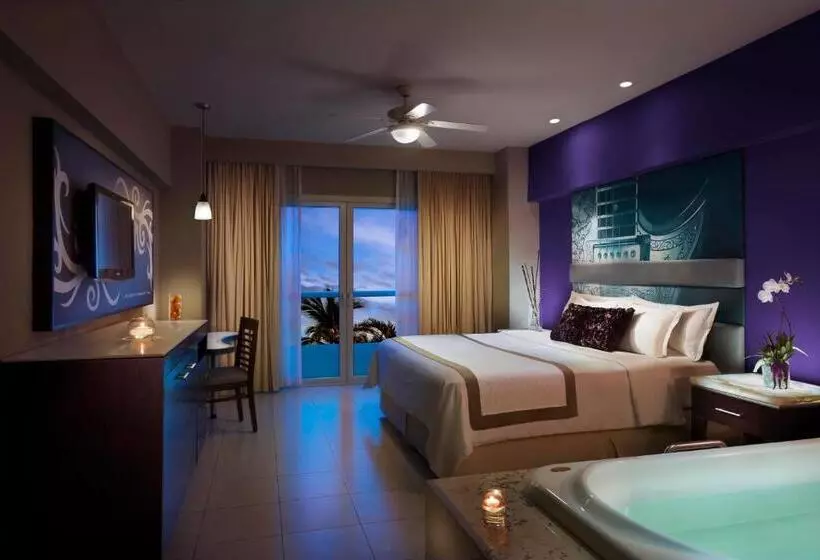 اتاق لوکس با چشمانداز استخر, Hard Rock Hotel Vallarta All Inclusive