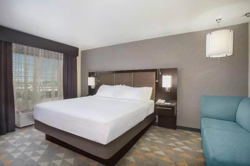 اتاق استاندارد با تخت بزرگ برای معلولان, Holiday Inn Colorado Springs   Airport, An Ihg