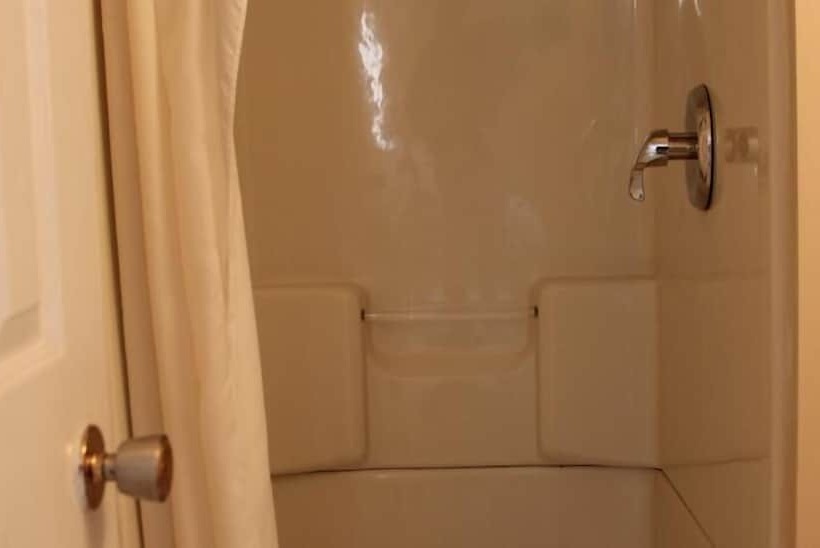 اتاق استاندارد, Niagara Inn & Suites