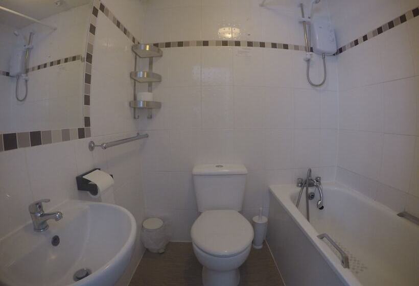 패밀리 룸, Savoy Court