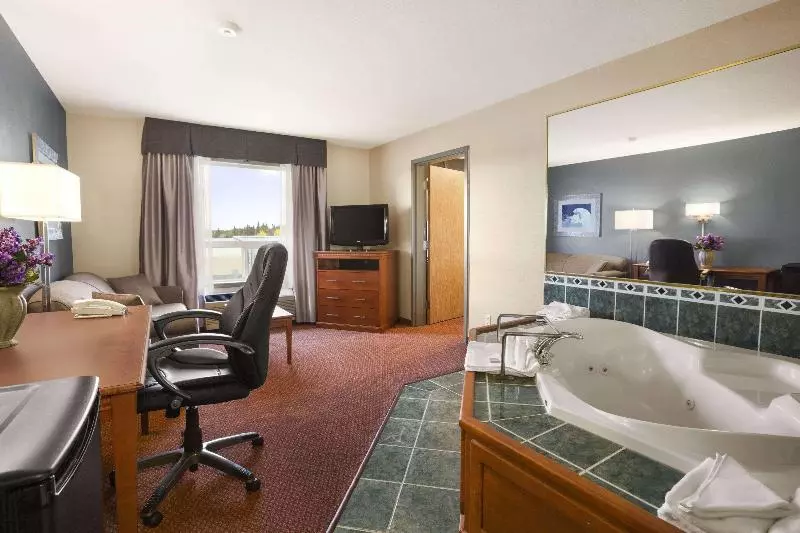 キングサイズベッドのスイートルーム, Super 8 By Wyndham Whitecourt